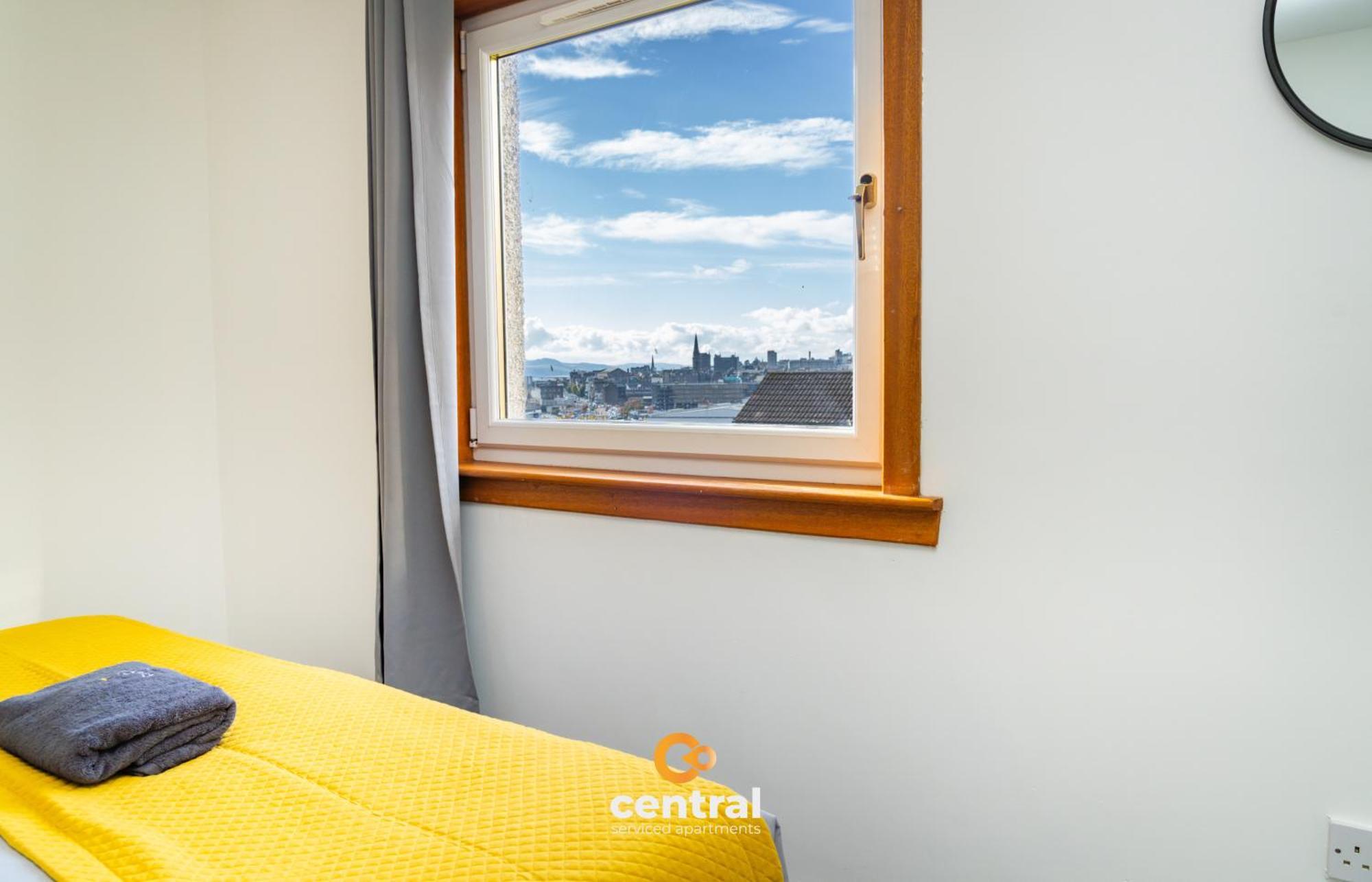 Central Serviced Apartments - 3 Bedrooms - Sleeps 4 - Superking Bed - King Bed - 2 Single Beds - Fully Equipped - Street Parking - Contact Us For Your Short & Long Term Stay Requirements Central Short Lets Dundee Extérieur photo