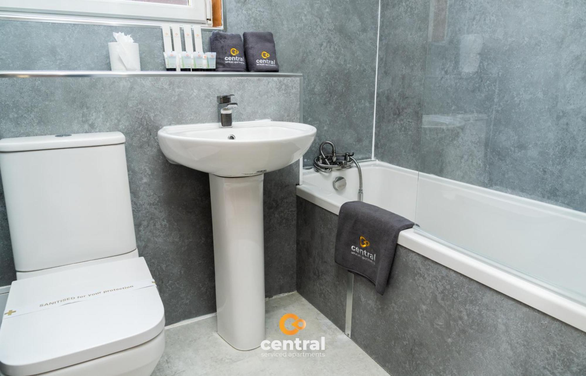 Central Serviced Apartments - 3 Bedrooms - Sleeps 4 - Superking Bed - King Bed - 2 Single Beds - Fully Equipped - Street Parking - Contact Us For Your Short & Long Term Stay Requirements Central Short Lets Dundee Extérieur photo