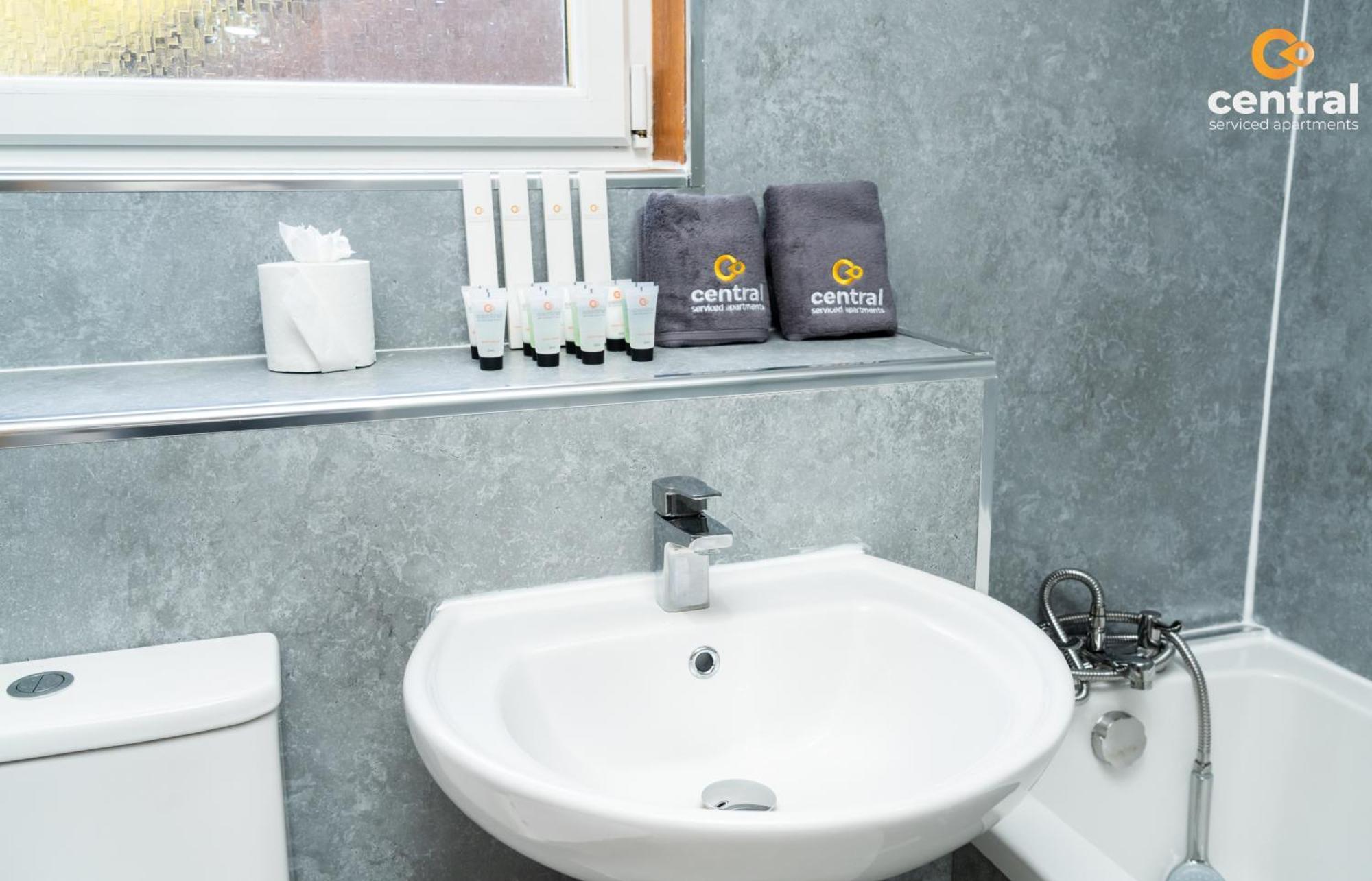 Central Serviced Apartments - 3 Bedrooms - Sleeps 4 - Superking Bed - King Bed - 2 Single Beds - Fully Equipped - Street Parking - Contact Us For Your Short & Long Term Stay Requirements Central Short Lets Dundee Extérieur photo